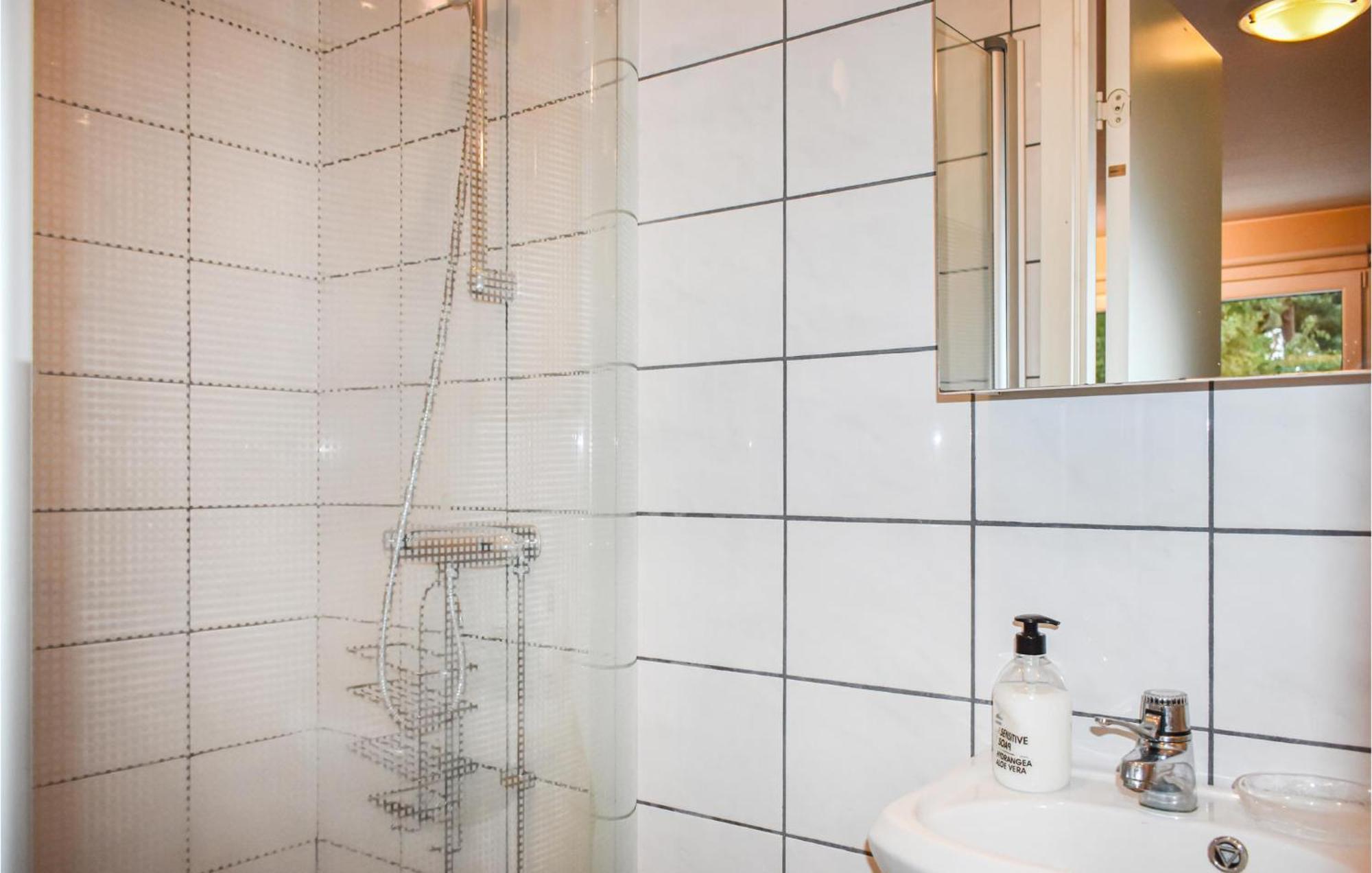 1 Bedroom Amazing Home In Hoellviken Exteriör bild