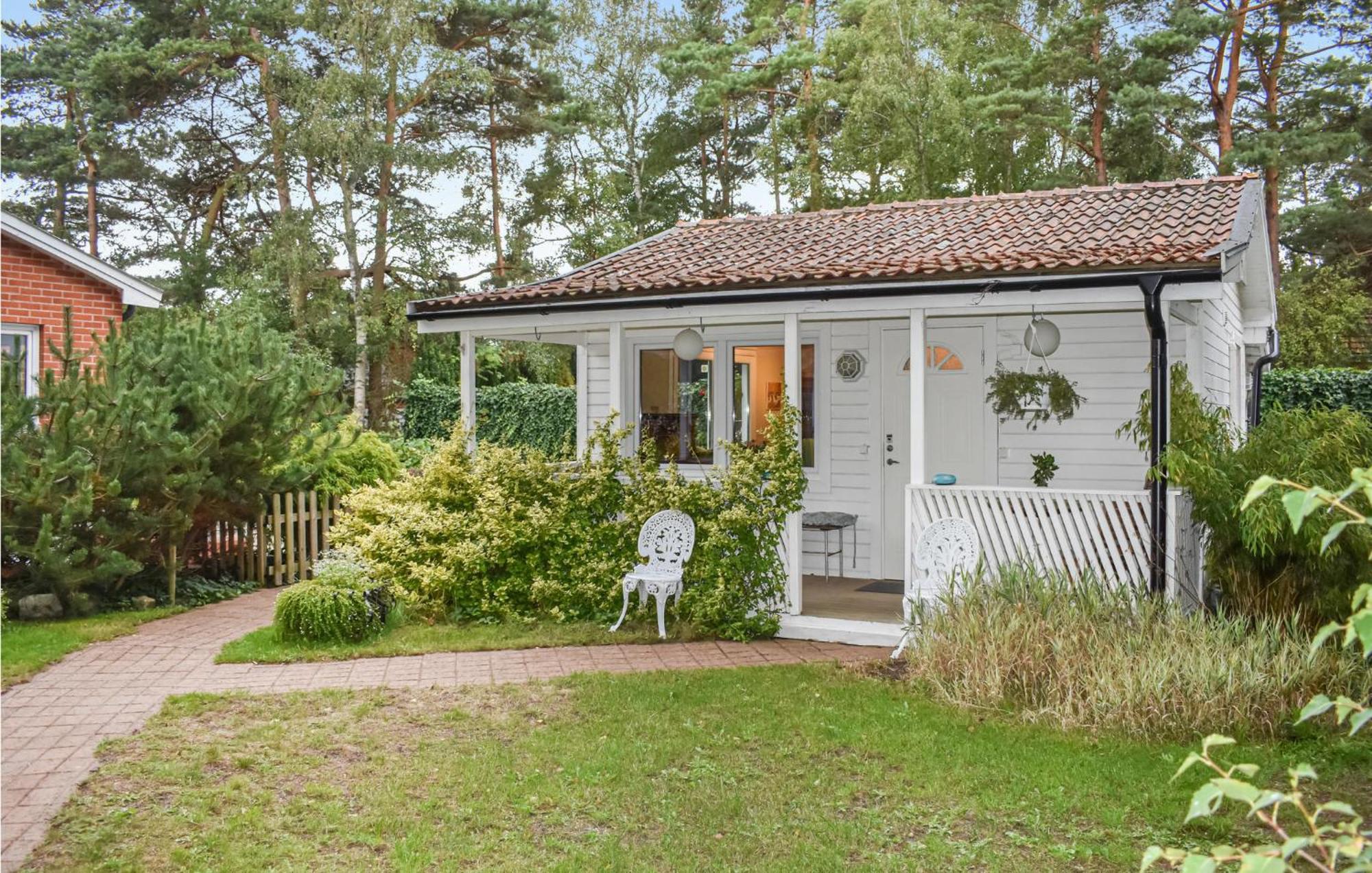 1 Bedroom Amazing Home In Hoellviken Exteriör bild